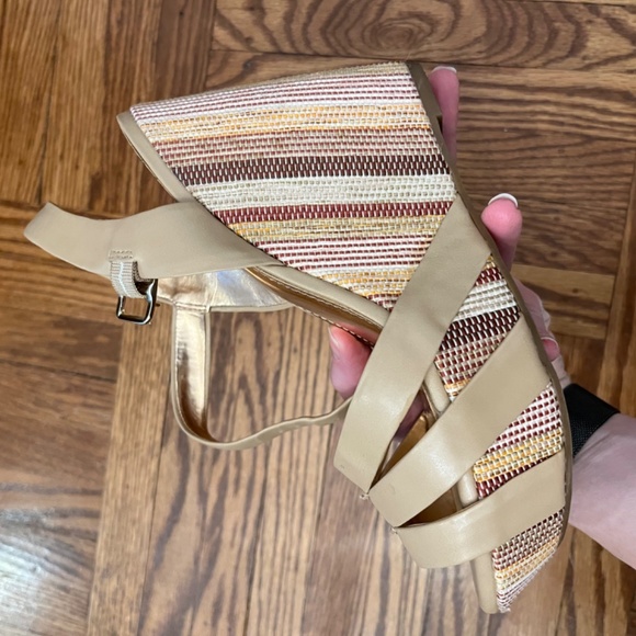 BCBG Perrin wedges- size 8.5 - Picture 2 of 3